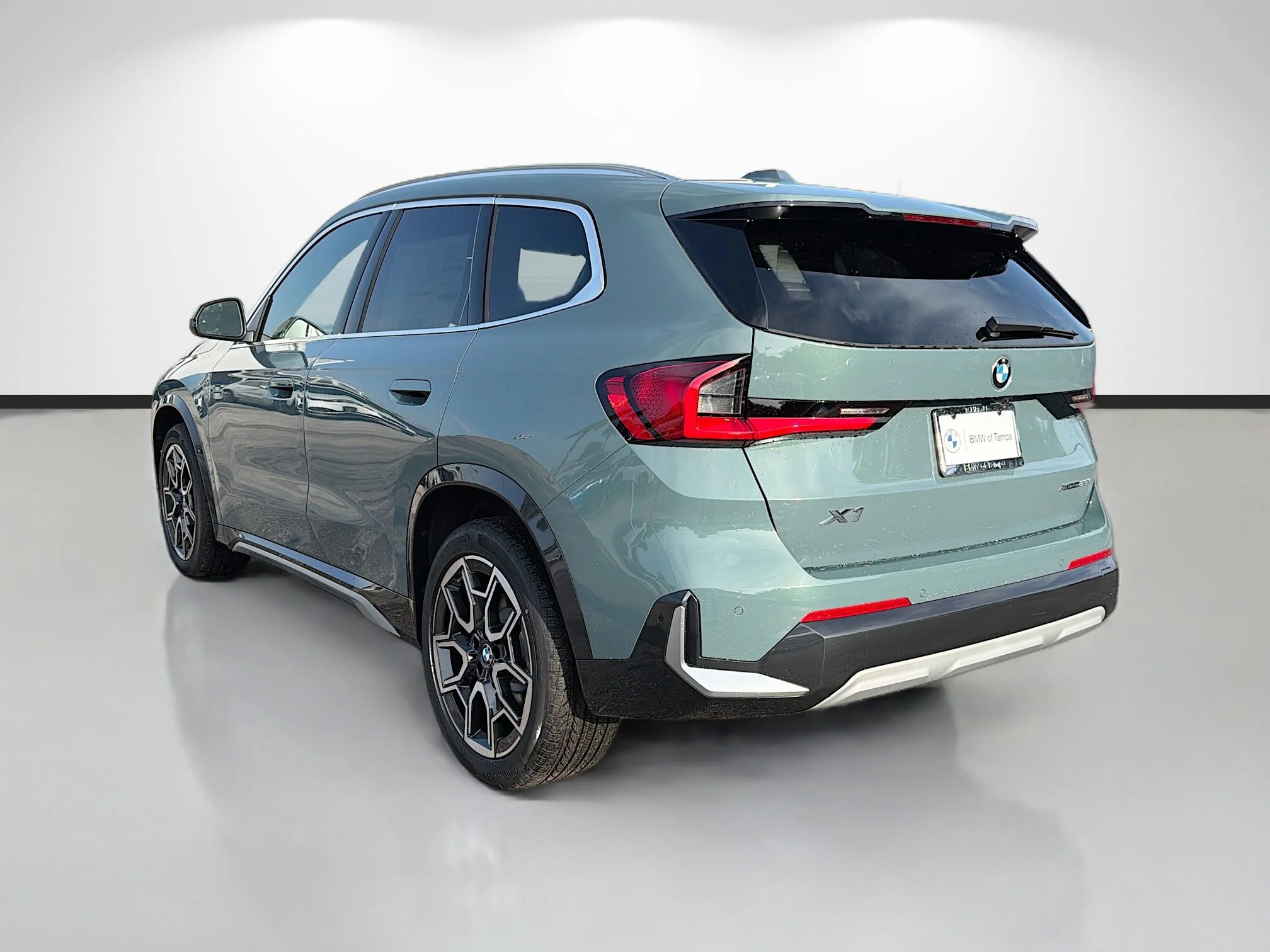 New 2026 Cape York Green Metallic BMW xDrive28i image 5