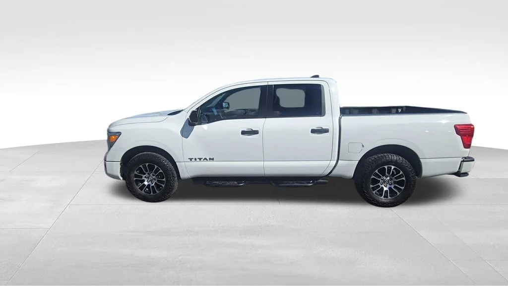 Used 2022 Glacier White Nissan SV image 5