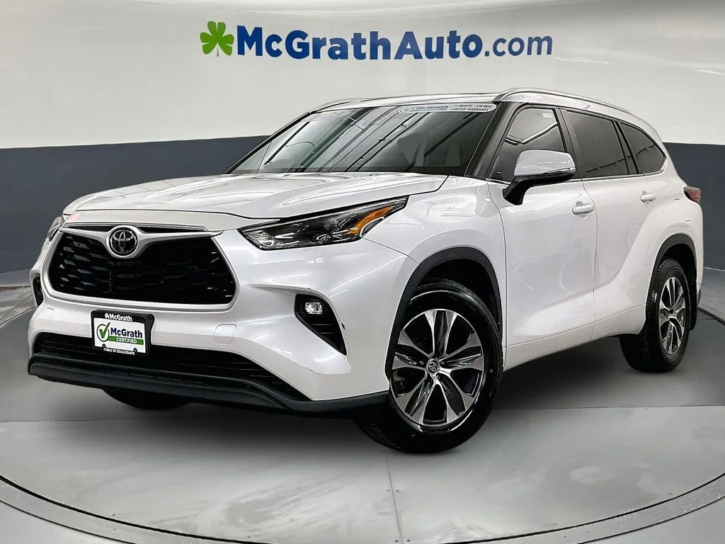 Used 2023 Beige Toyota XLE image 2