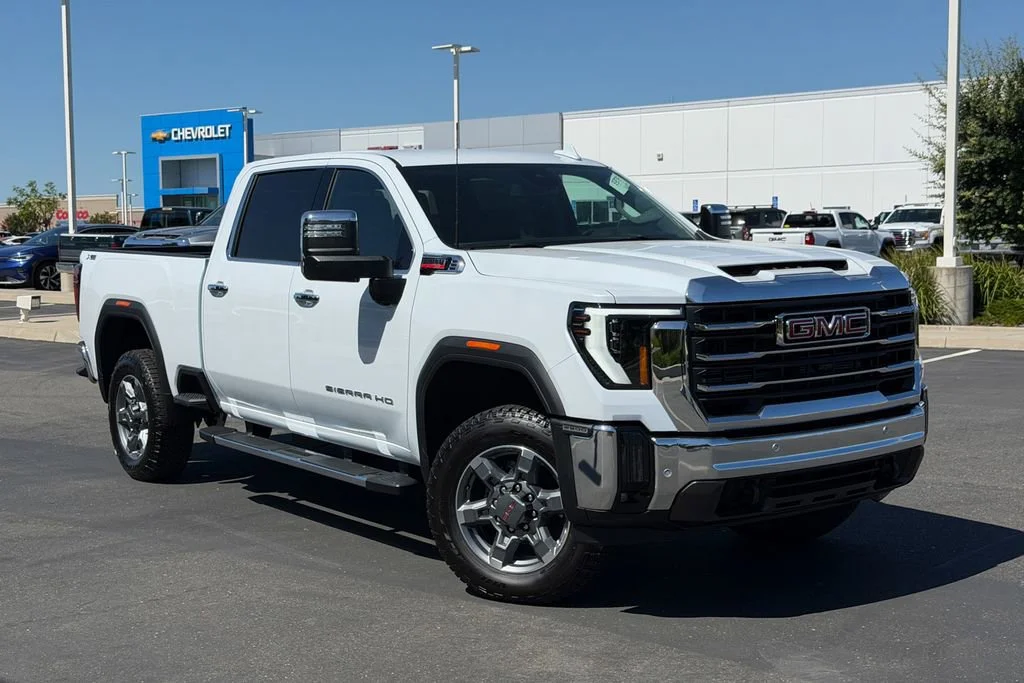 New 2026 Glacier White Tricoat GMC SLT image 2