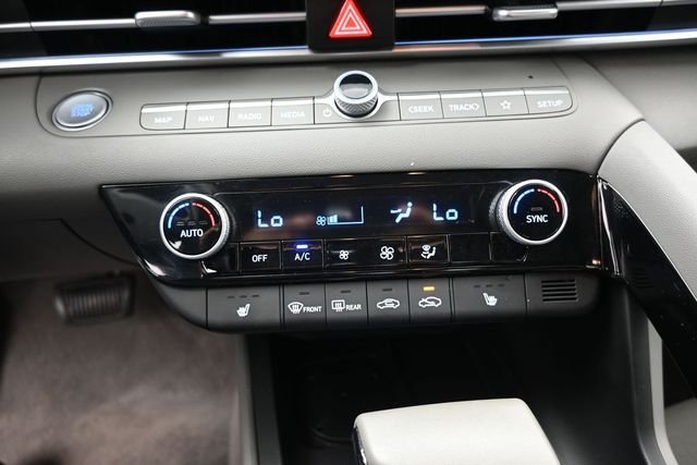 Used 2025 Silver Hyundai SEL Convenience image 9