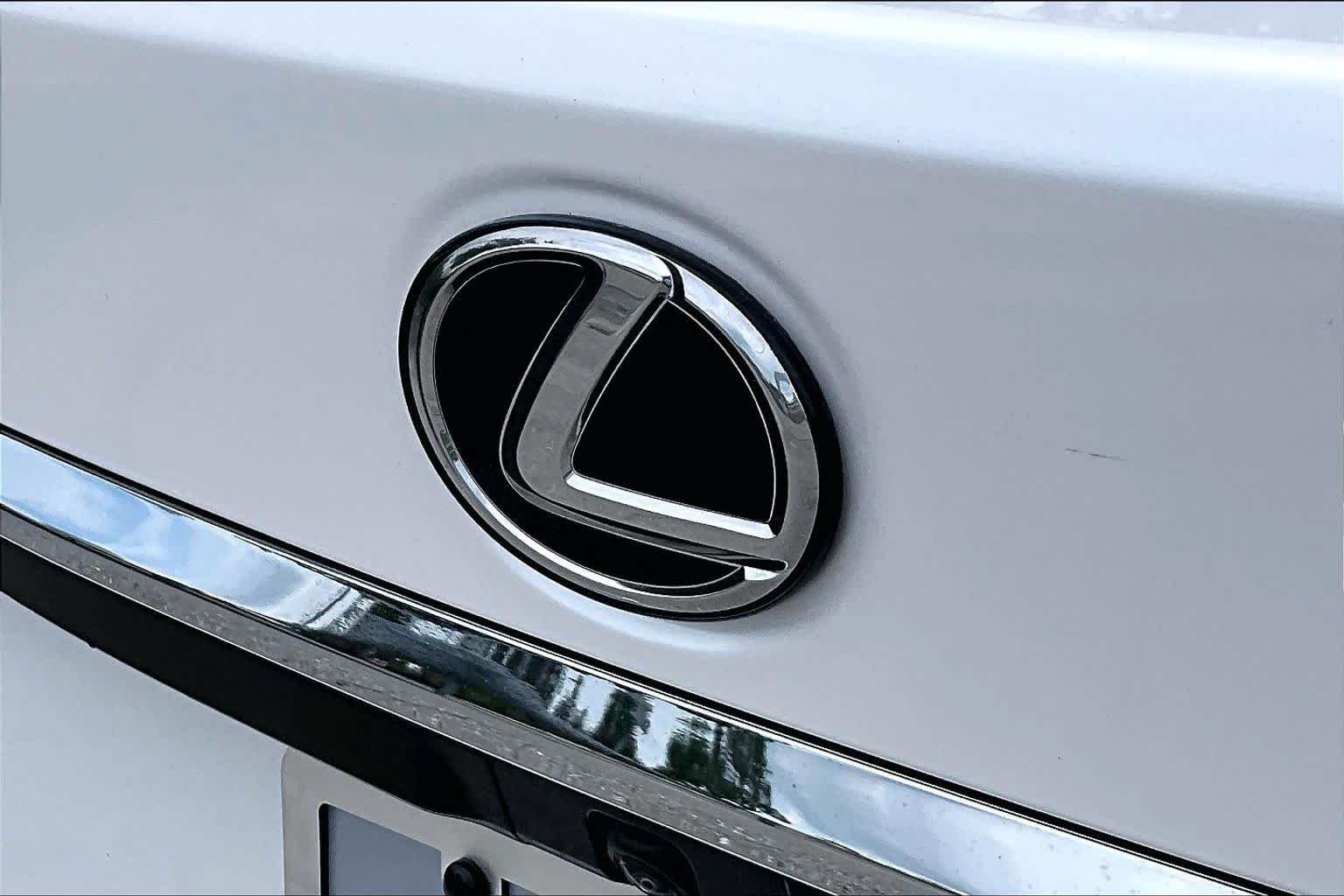 Used 2023 Eminent White Pearl Lexus  image 31