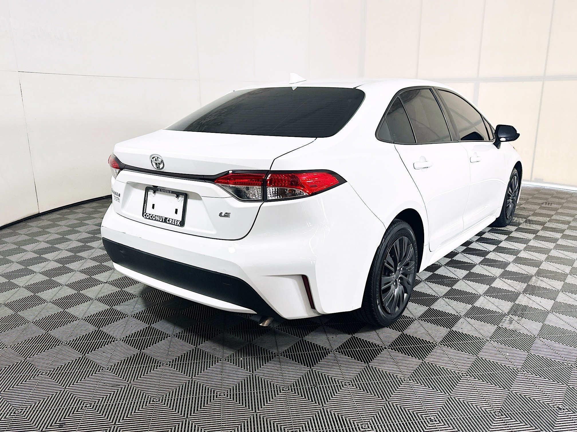 Used 2022 White Toyota LE image 3