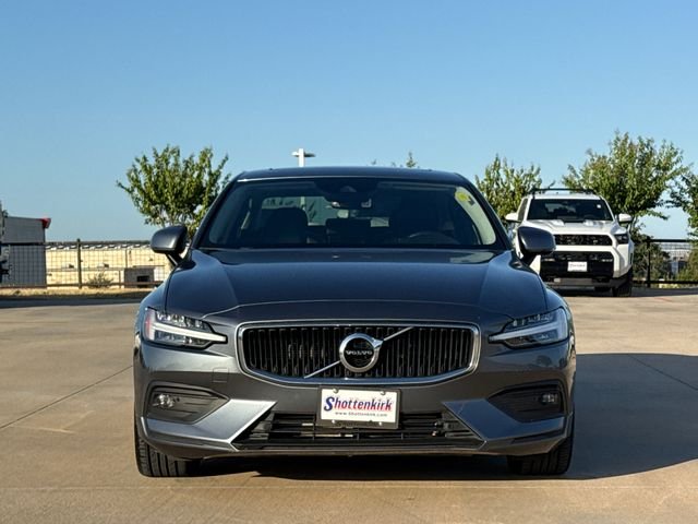 Used 2021  Volvo T5 Momentum image 2