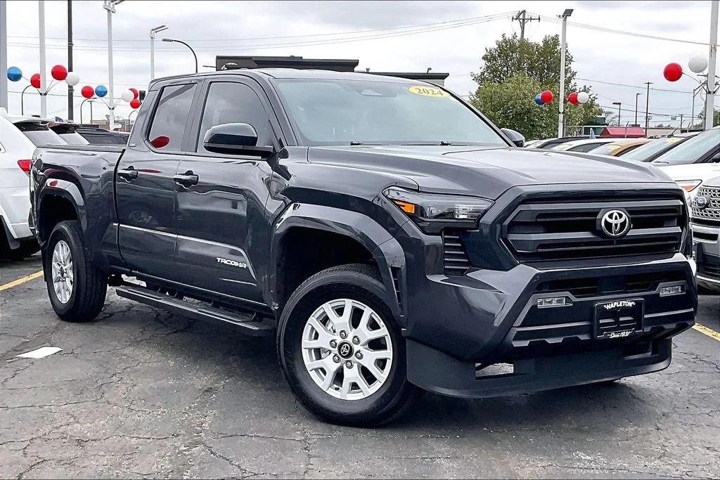 Used 2024  Toyota SR5 image 31