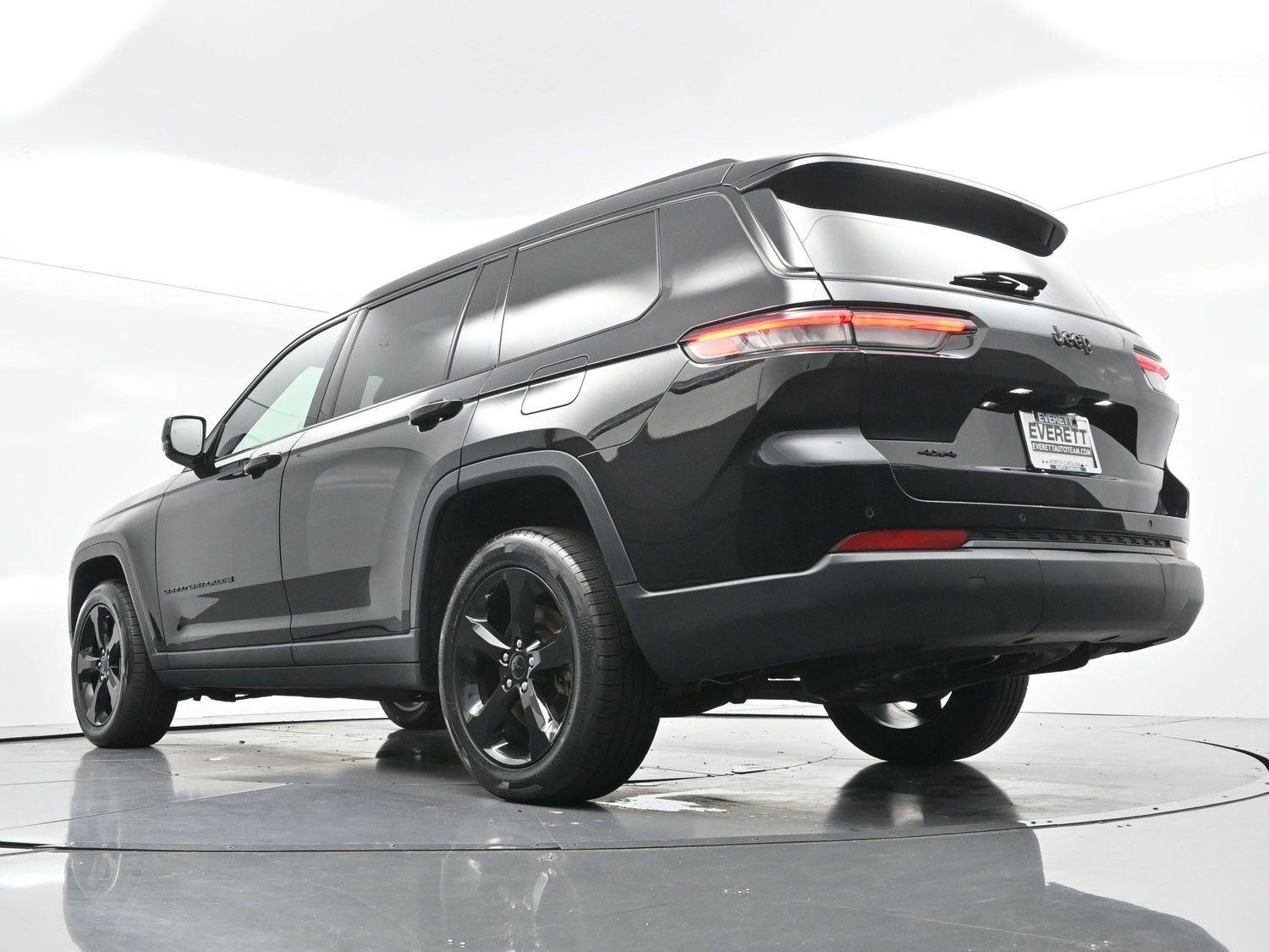 Used 2023 Diamond Black Crystal Pearlcoat Jeep Altitude image 44