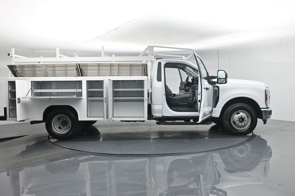 New 2025 Oxford White Ford XL image 4