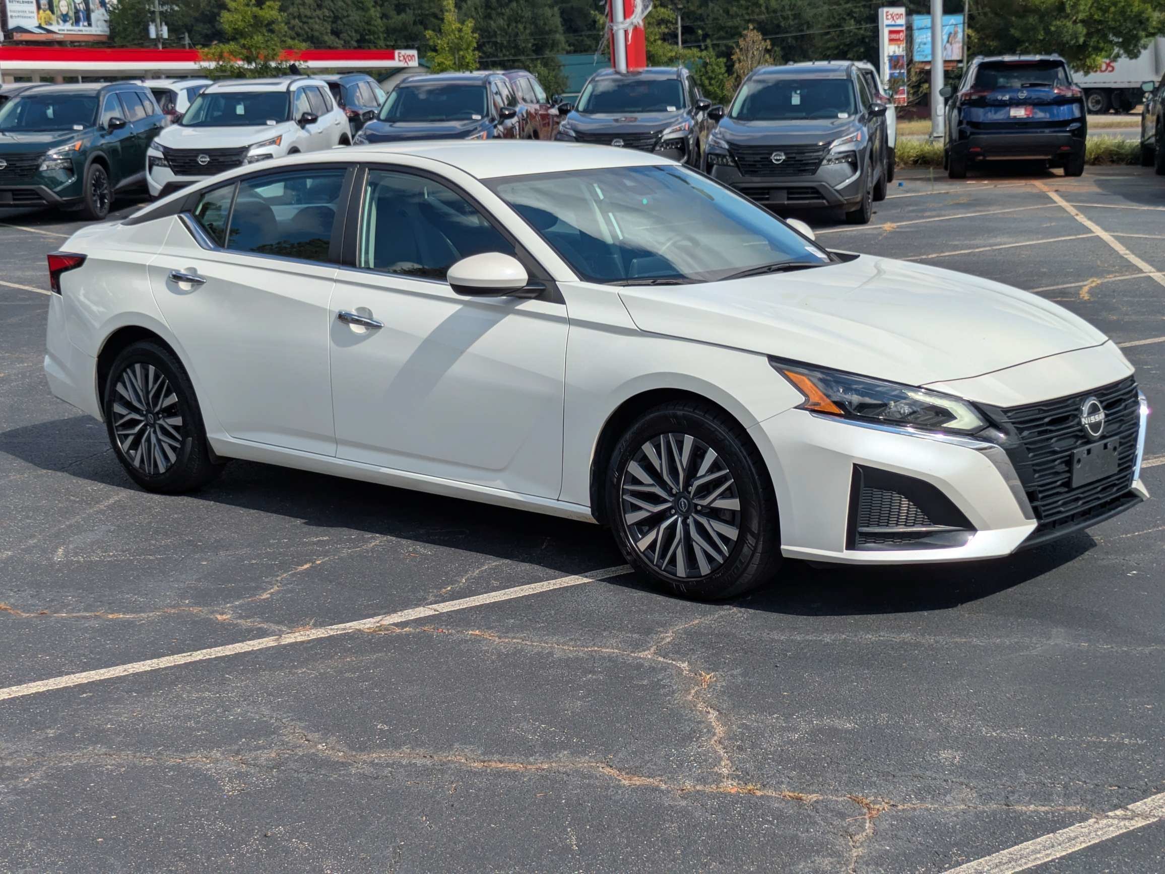 Used 2023 White Nissan 2.5 SV image 1