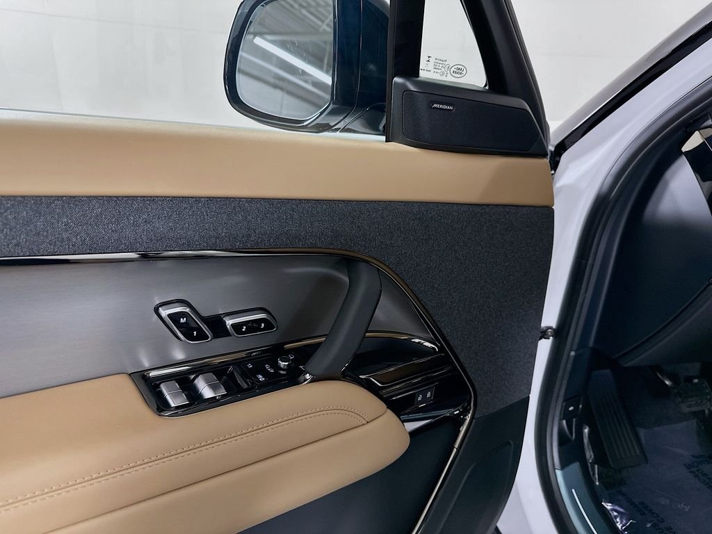 Used 2026 Ostuni Pearl White Premium Metallic Land Rover SE image 23