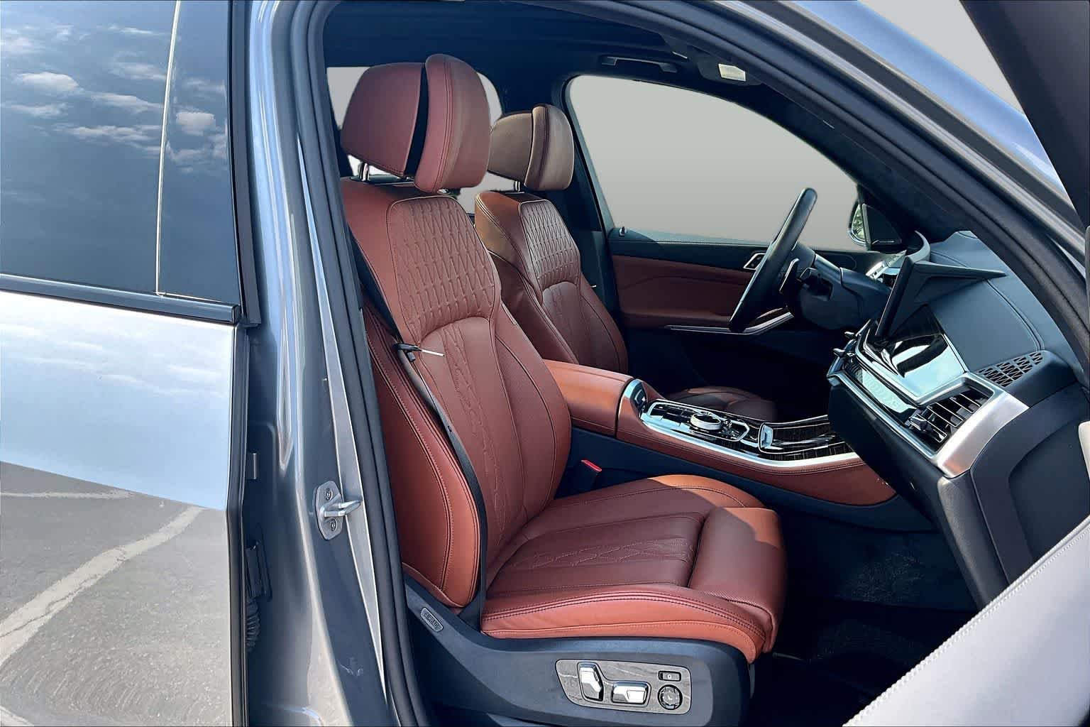 Used 2026 Skyscraper Grey Metallic BMW sDrive40i image 9