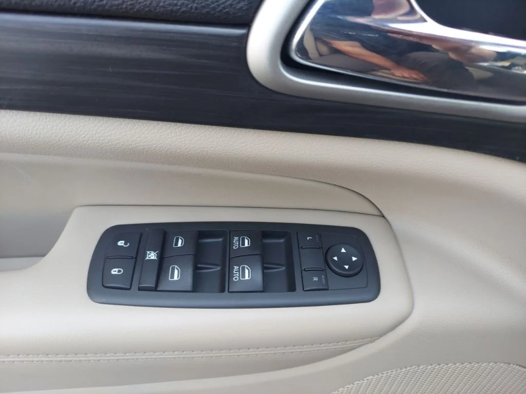 Certified Used 2019 Gray Jeep Laredo E image 16