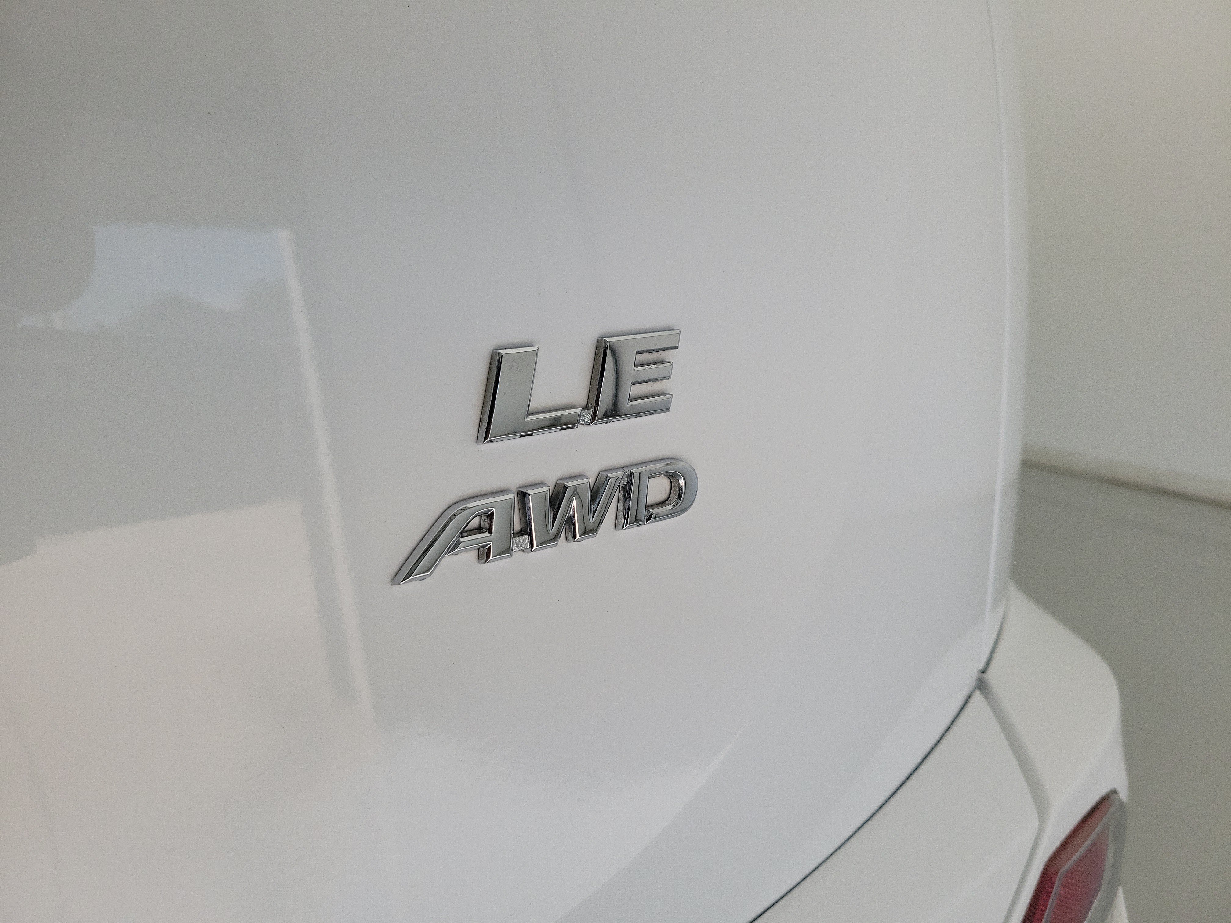 Used 2018 Super White Toyota LE image 8