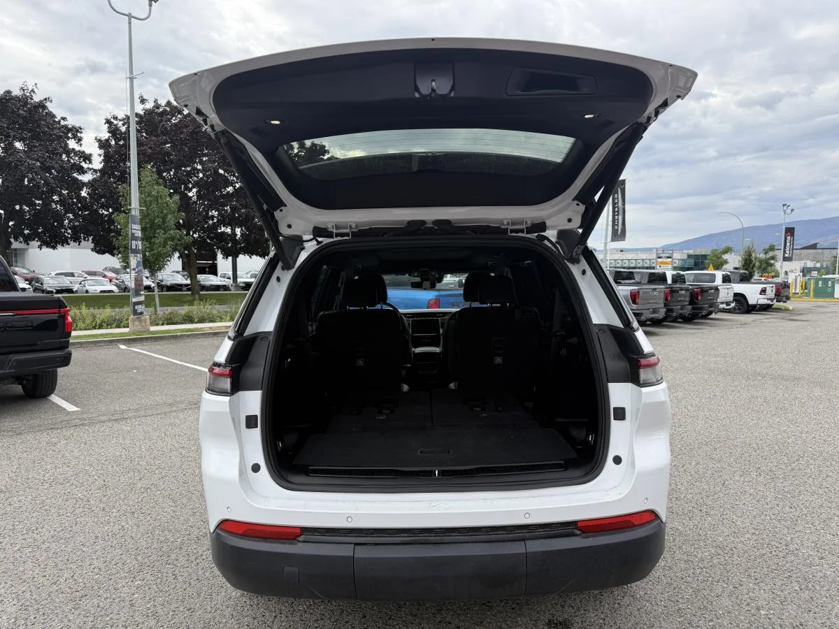 Used 2024 White Jeep Limited image 6