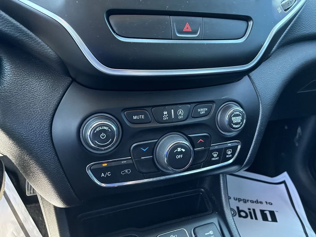 Used 2020 Green Jeep Latitude image 17