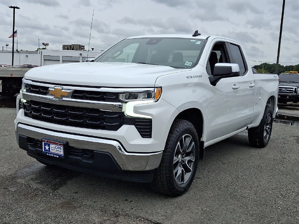 Used 2024 Summit White Chevrolet LT image 5