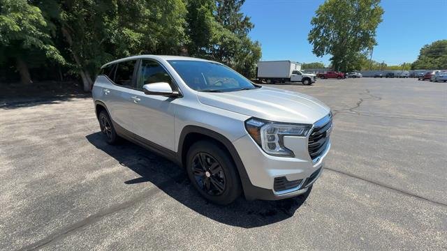 Used 2022 Quicksilver Metallic GMC SLE image 2