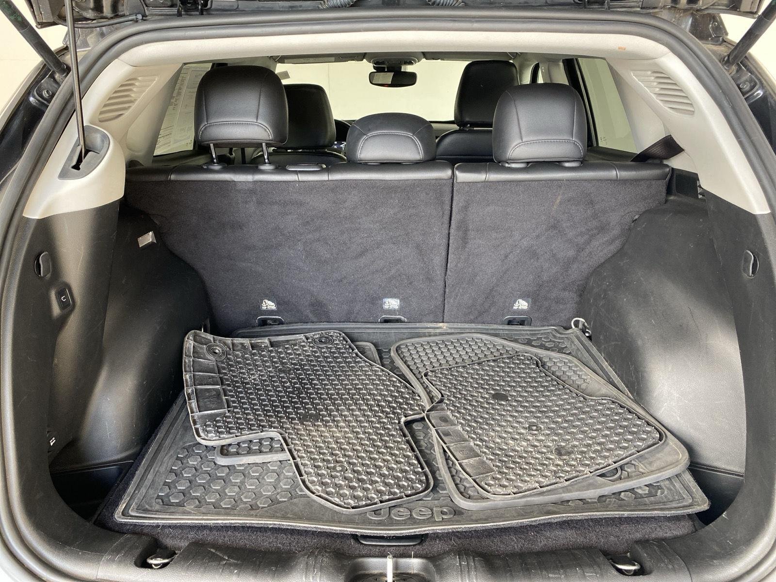 Used 2022 Diamond Black Crystal Pearlcoat Jeep Latitude image 20
