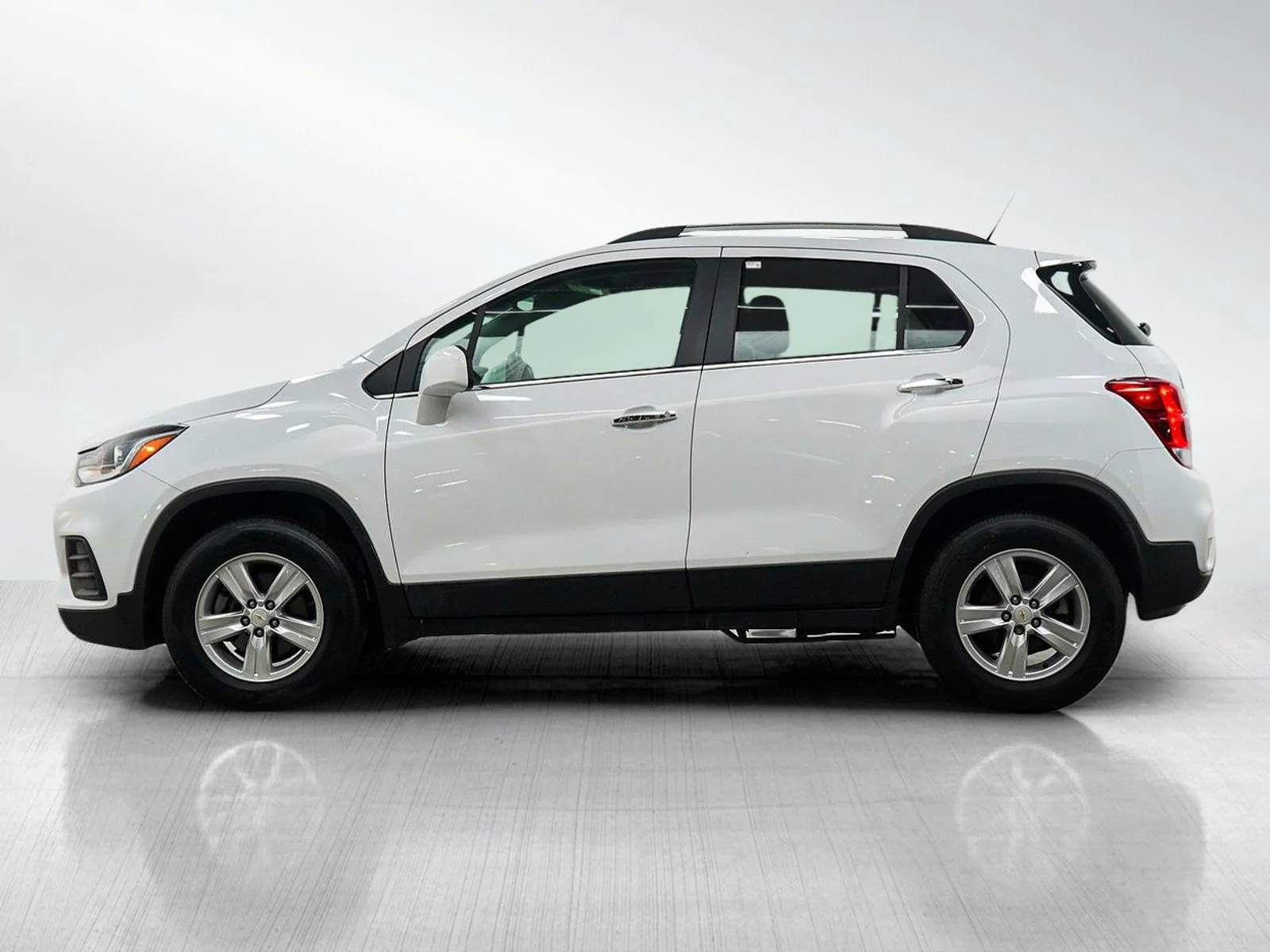 Used 2020 Chevrolet Trax LT with VIN KL7CJPSB2LB085379 for sale in Burnsville, Minnesota