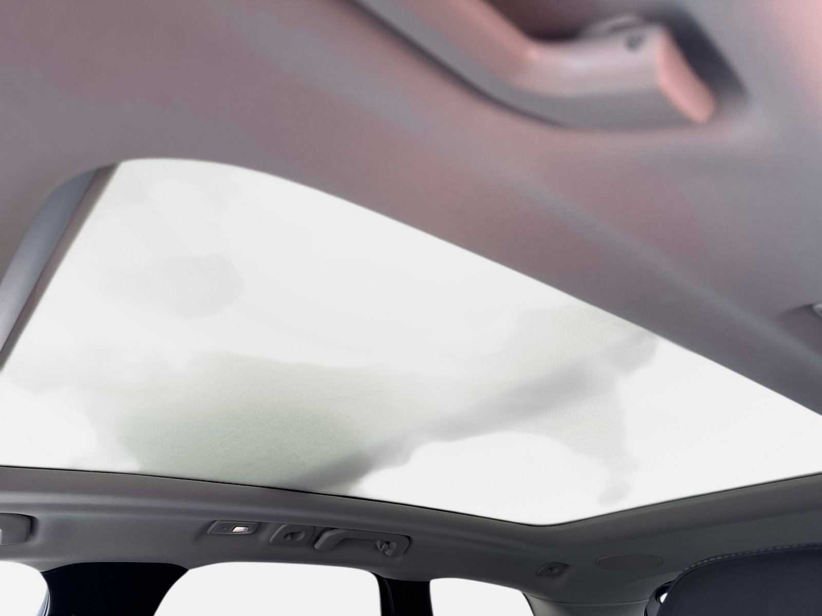 Used 2023 Crystal White Volvo Ultimate Bright Theme image 18
