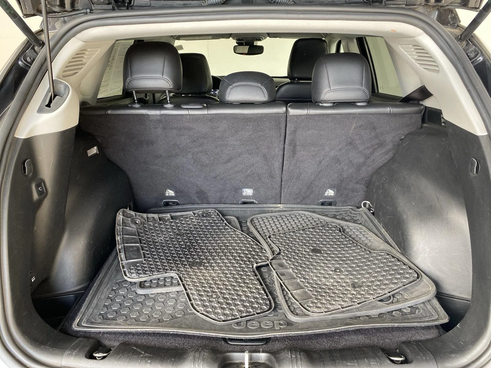 Used 2022 Diamond Black Crystal Pearlcoat Jeep Latitude image 20