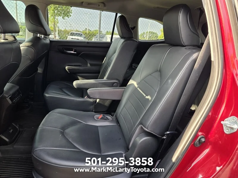 Used 2020 Pearl TOYOTA XLE image 7