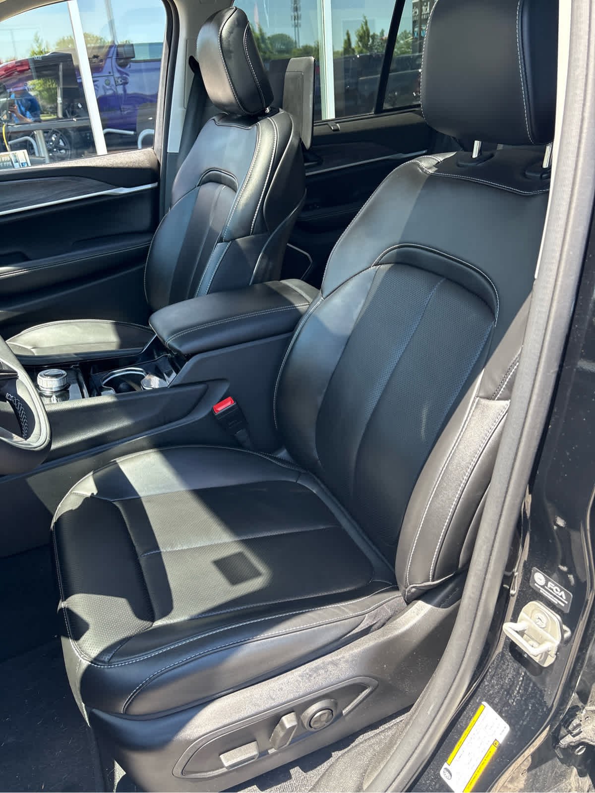 Used 2023 Diamond Black Crystal Pearlcoat Jeep Limited image 12