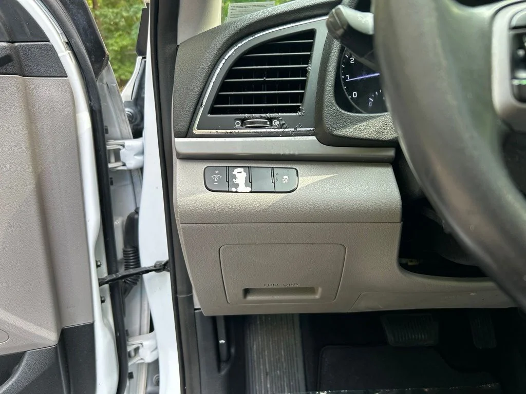 Used 2017 White Hyundai Eco image 25