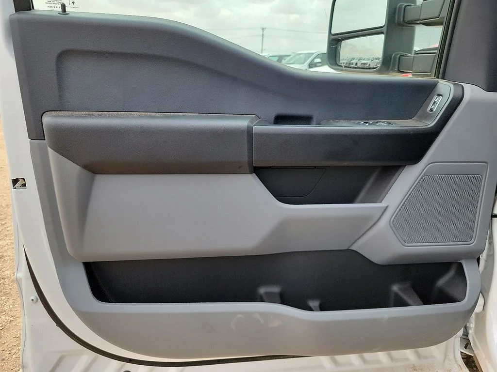 2025 Ford F-350 Super Duty Chassis Cab XL - Photo 18