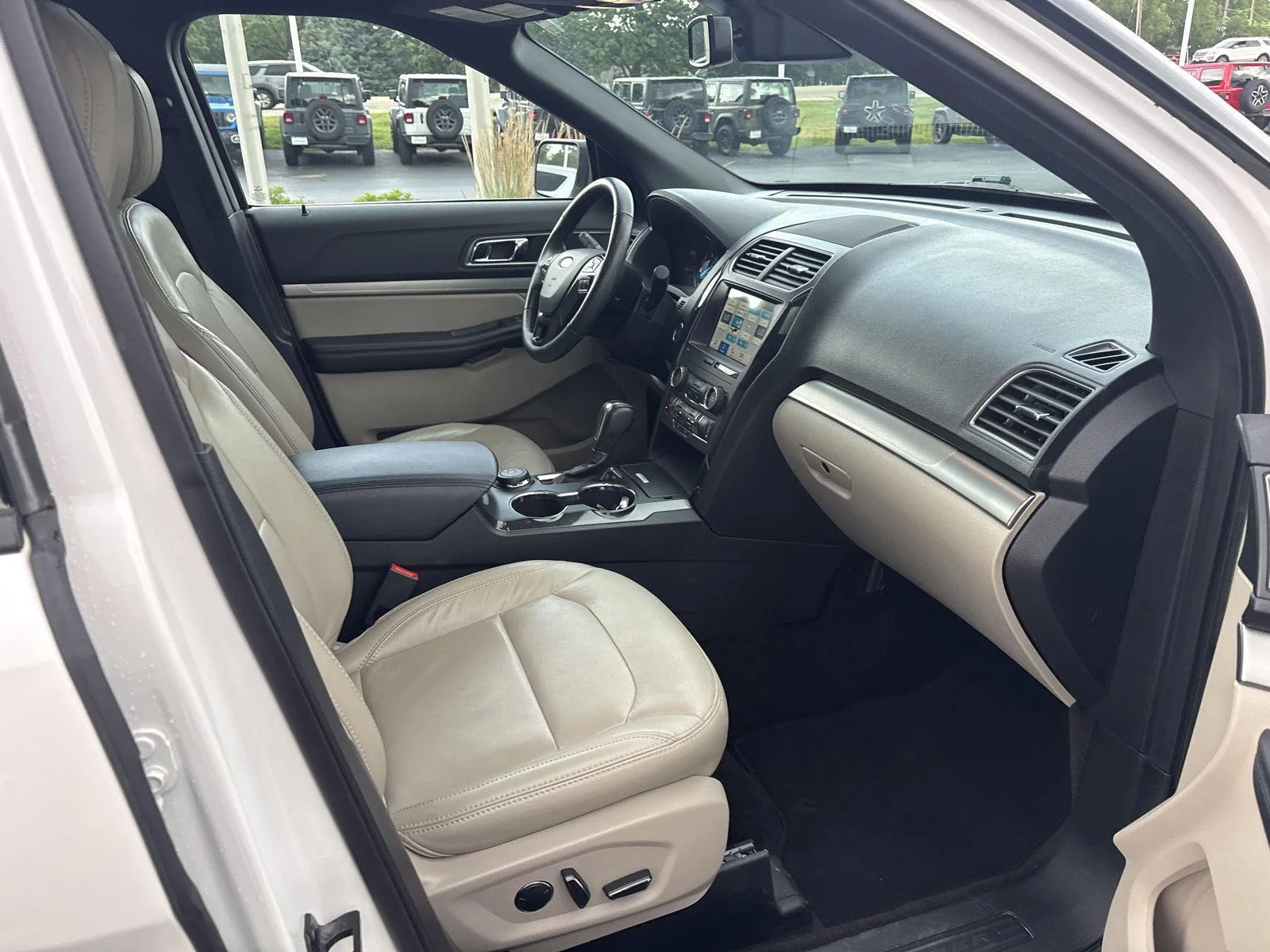 Used 2018 White Platinum Metallic Tri-Coat Ford XLT image 15