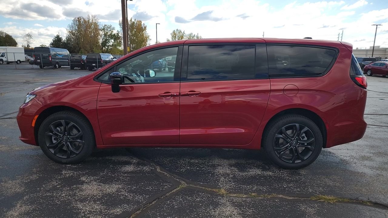 New 2026 Red Hot Pearl-Coat Exterior Paint Chrysler Select image 5