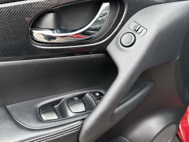 Used 2015 Red Nissan SL image 25