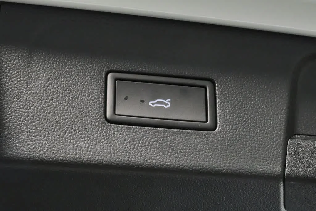 New 2026 Opal White Pearl Volkswagen 2.0T SEL image 27