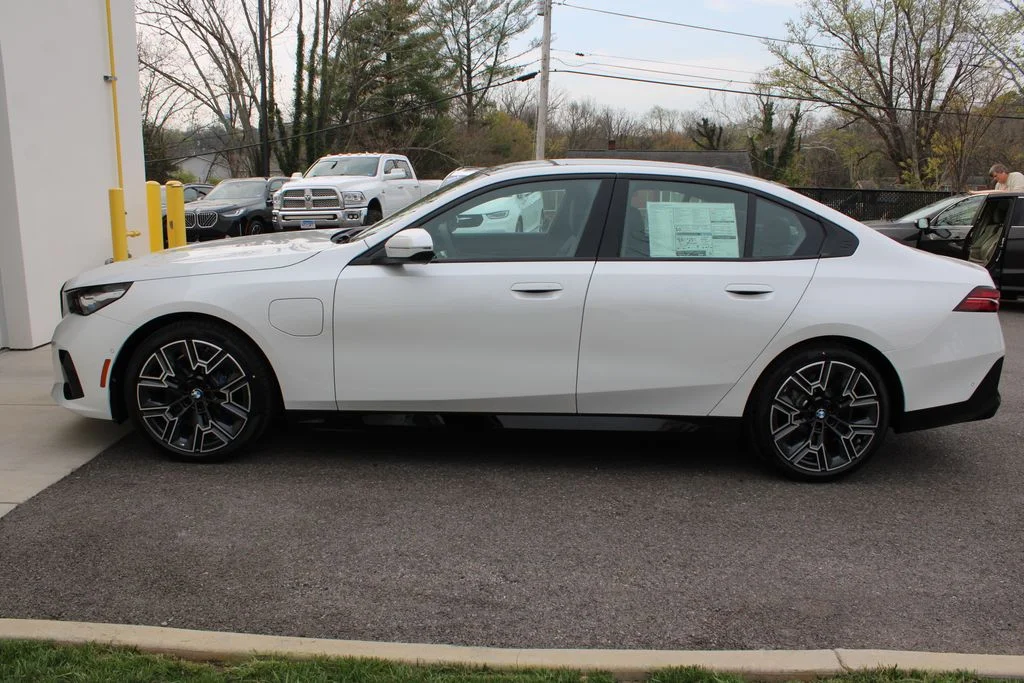 New 2026 Mineral White Metallic BMW 550e xDrive image 10