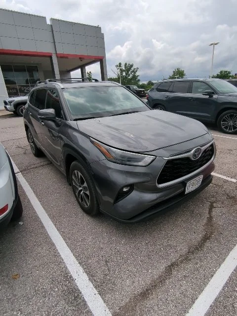 Used 2022 Gray Toyota XLE image 4