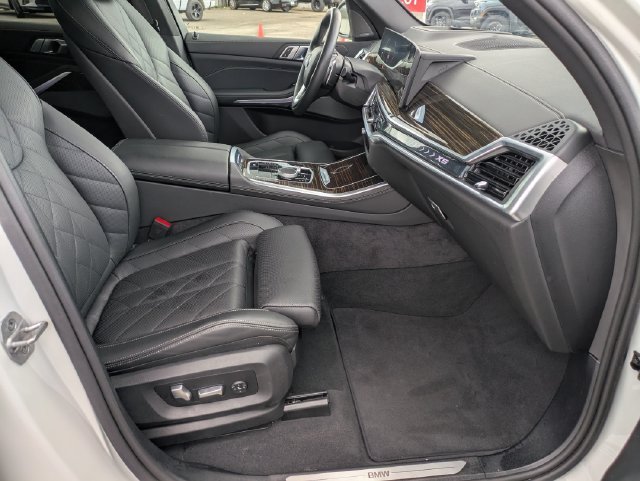 Used 2026 White BMW sDrive40i image 25