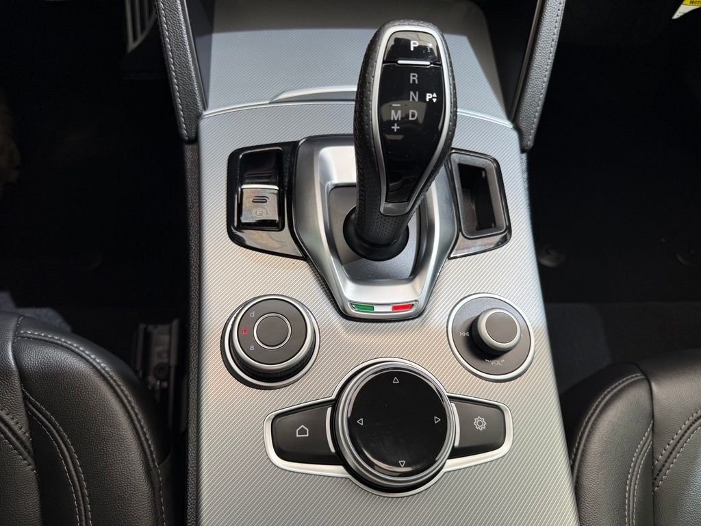New 2025 Vesuvio Gray Metallic Exterior Paint Alfa Romeo Base image 37