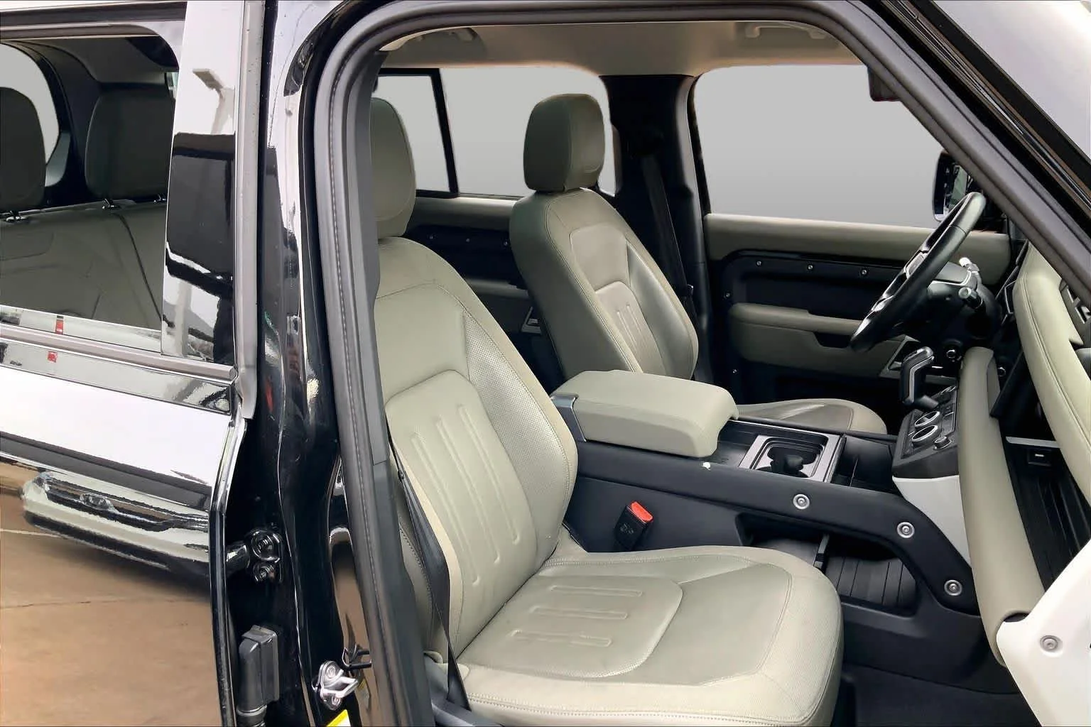 Used 2020 Santorini Black Metallic Land Rover SE image 8