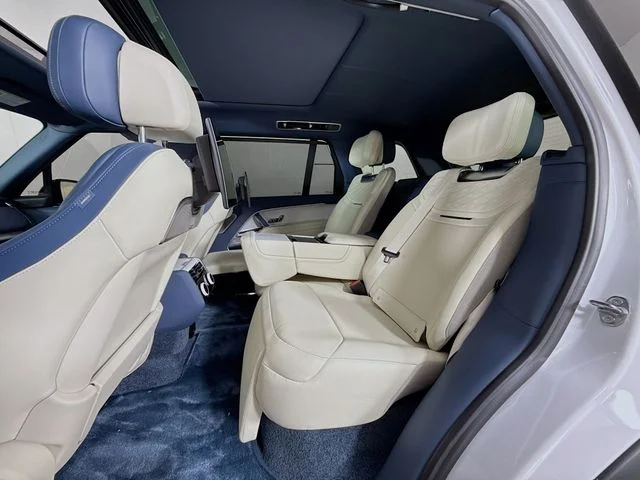 New 2026 Ostuni Pearl Wht Prem Met Land Rover SV image 24