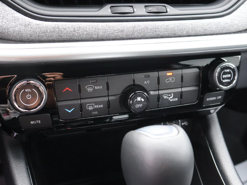 Used 2024 Gray Jeep Latitude Lux image 35