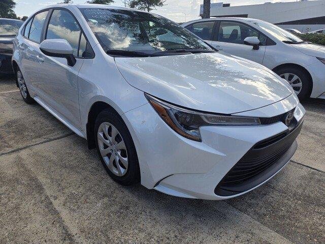 Used 2026 Wind Chill Pearl Toyota LE image 3
