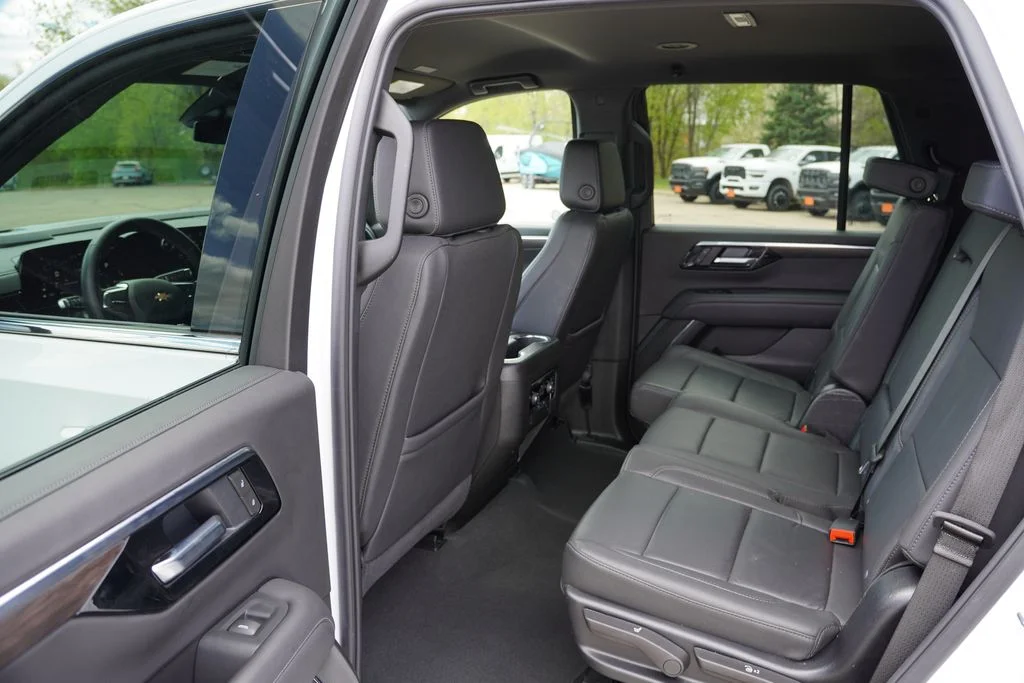 Used 2025 Summit White Chevrolet LT image 17