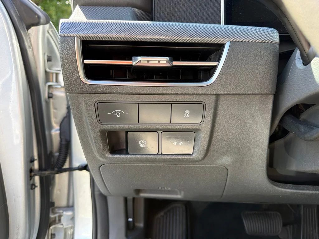 Used 2024 Silver Hyundai SEL image 31