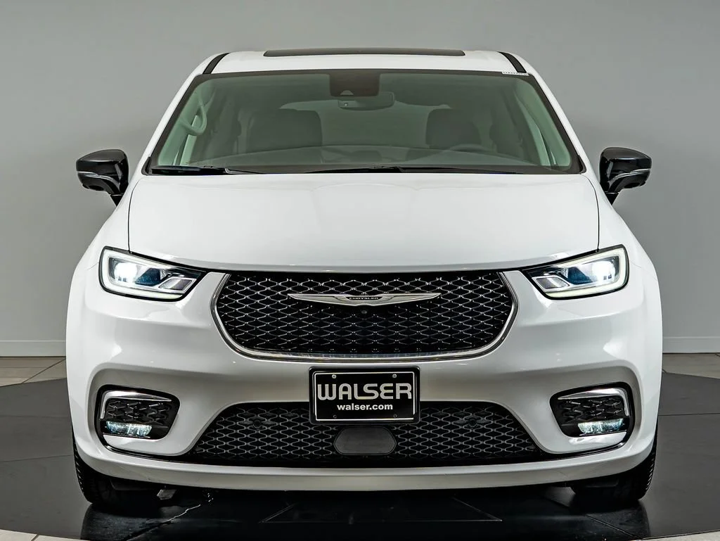 Used 2024 Bright White Clearcoat Chrysler Limited image 2