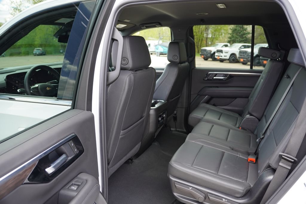 Used 2025 Summit White Chevrolet LT image 17