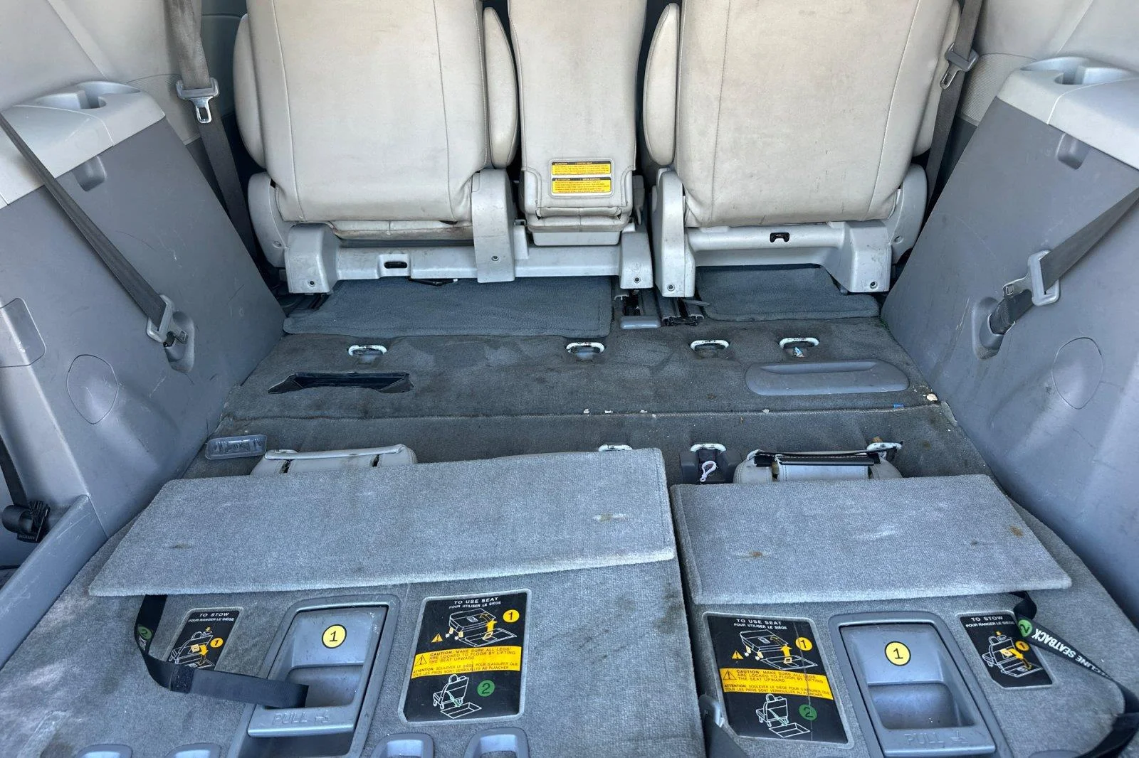 Used 2014 Super White Toyota XLE 8-Passenger image 16