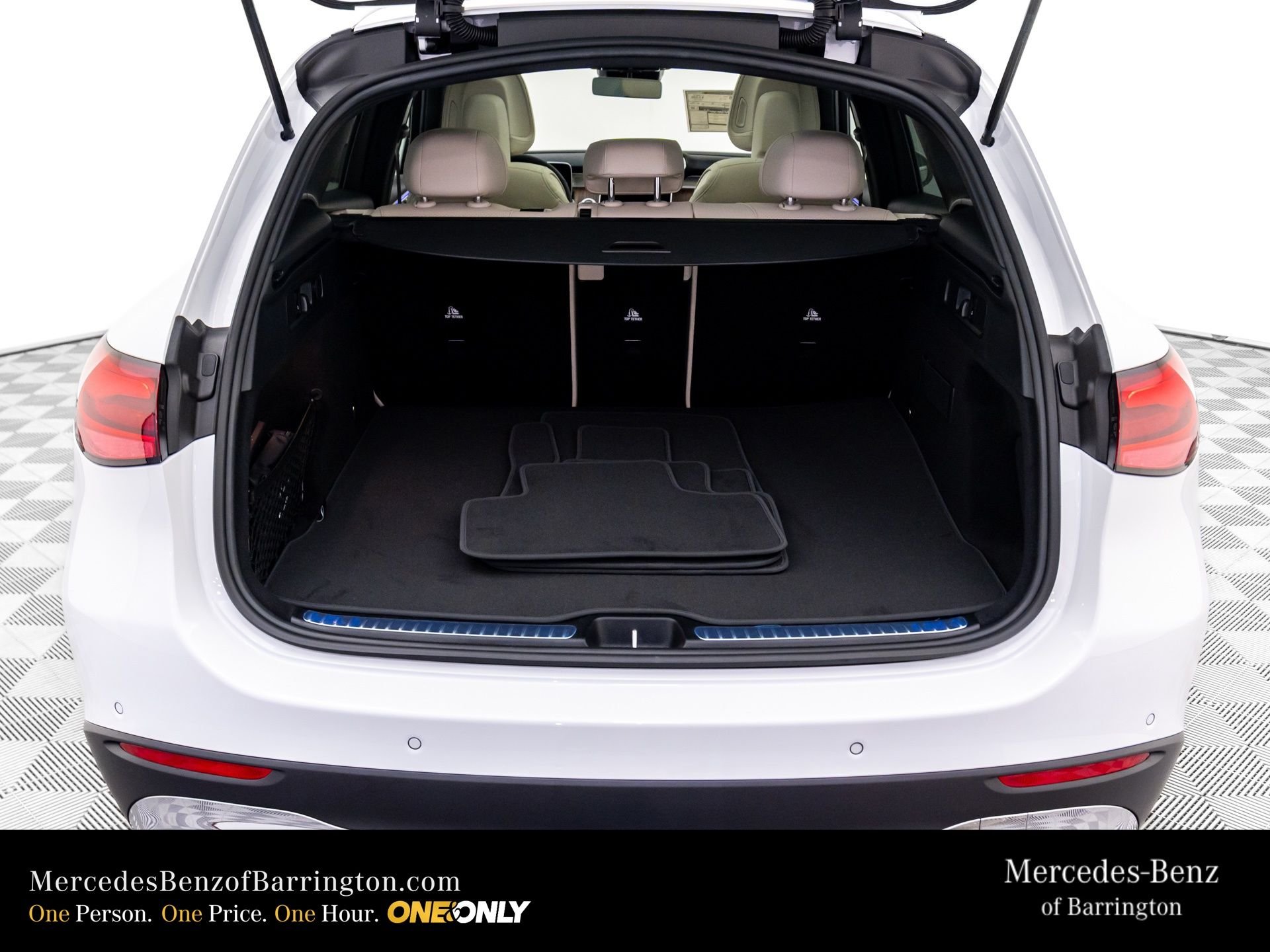 New 2026 MANUFAKTUR Moonlight White Metallic Mercedes-Benz GLC 300 image 30