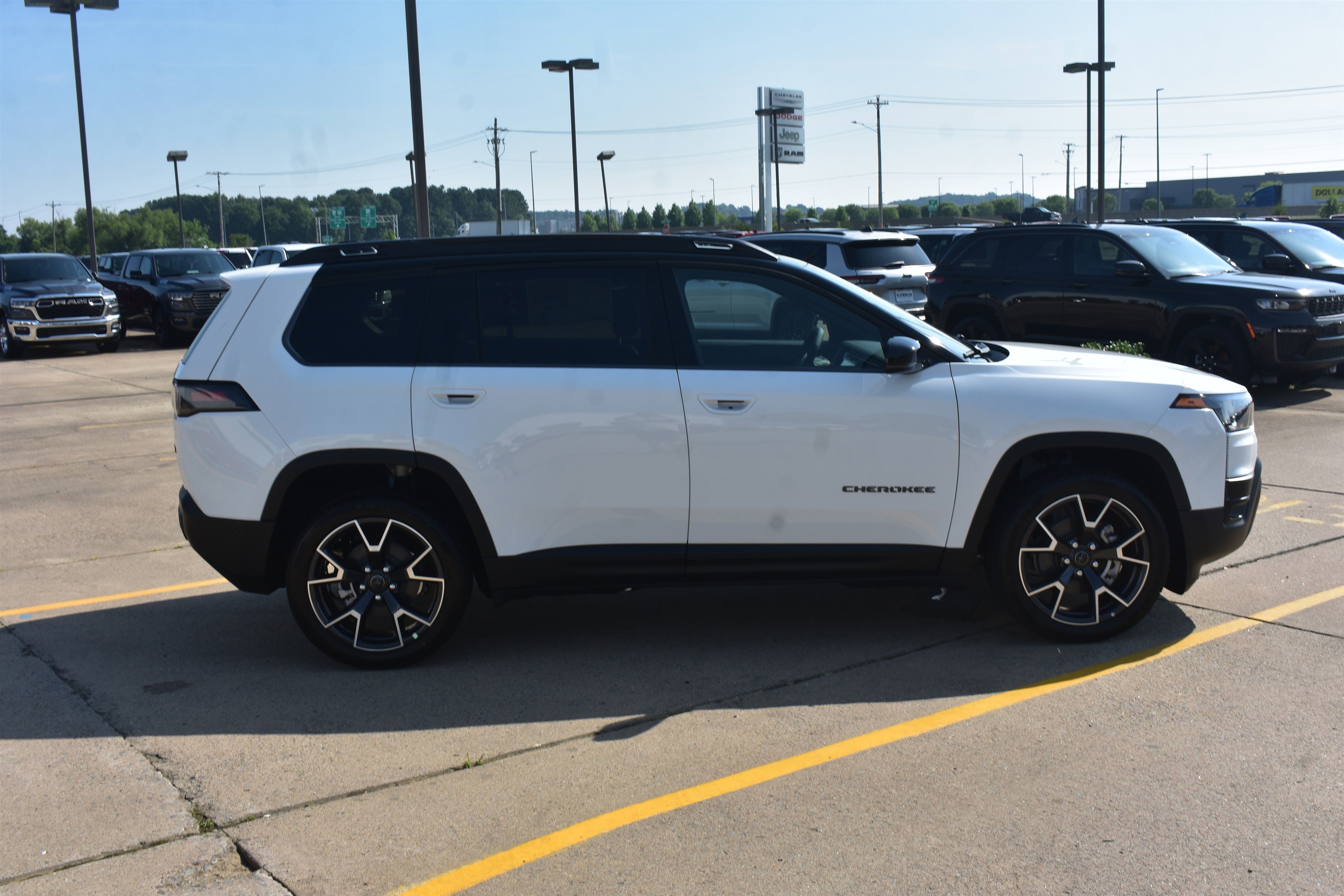 New 2026 Bright White Clear-Coat Exterior Paint Jeep Overland image 4