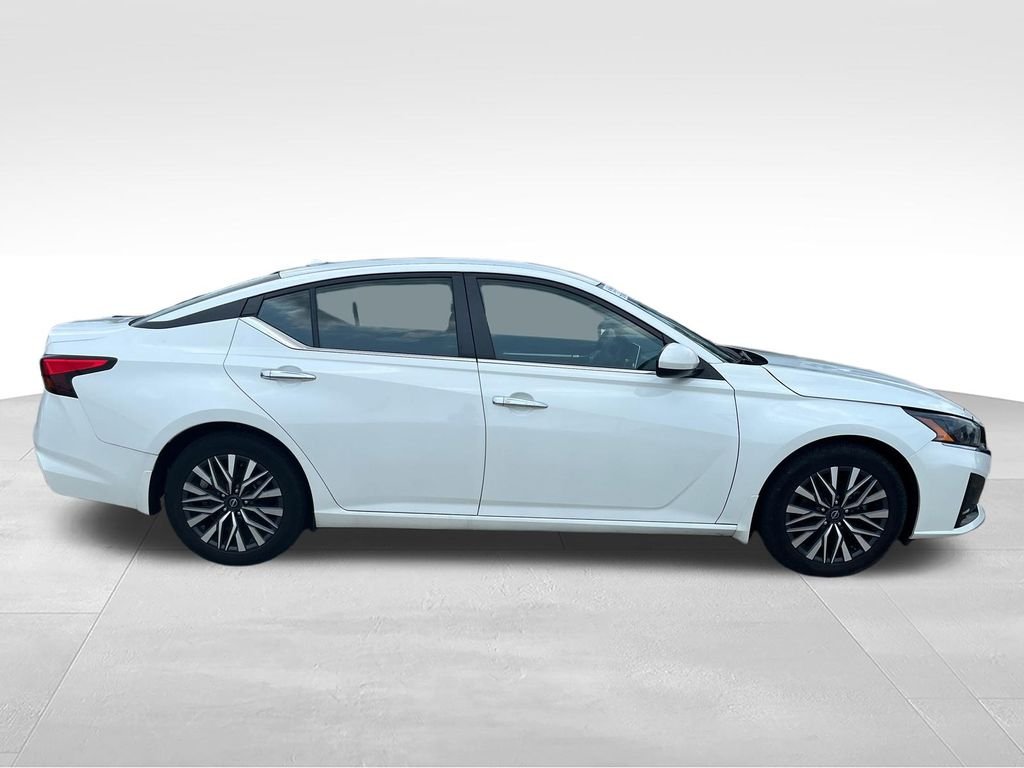 Used 2023 White Nissan 2.5 SV image 6