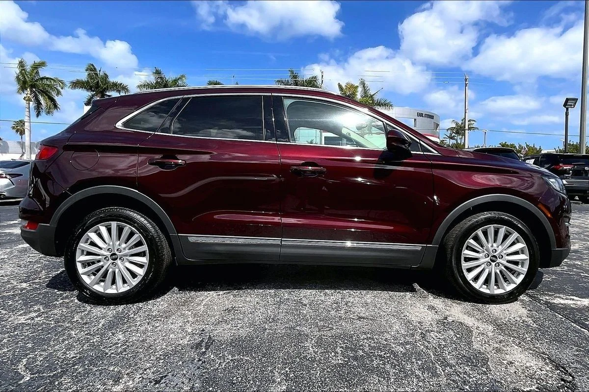 Used 2019 Red Lincoln Standard image 32