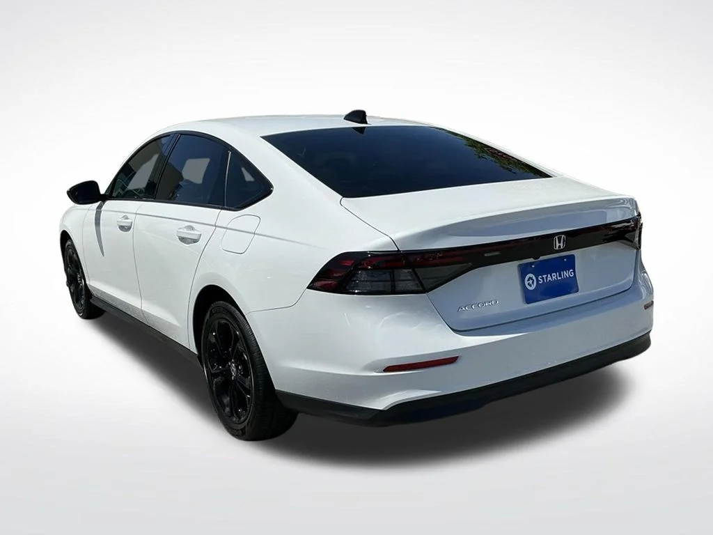 Used 2025 White Honda SE image 4